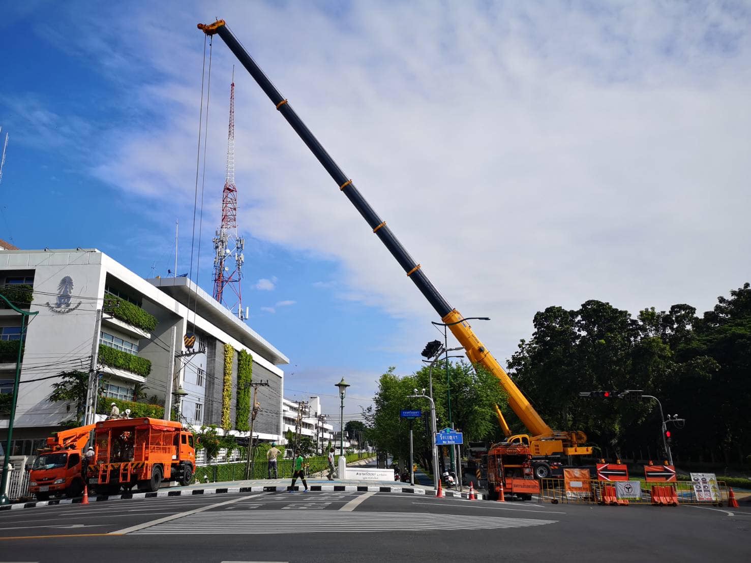 งานปรับปรุงเสาพาดสายไฟฟ้าอากาศ