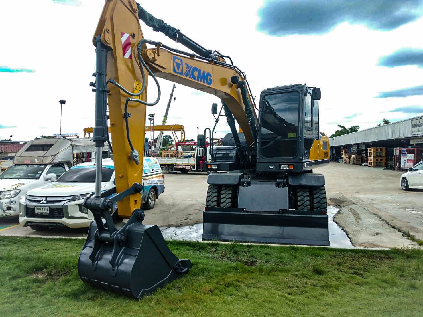 รถขุดล้อยาง รุ่น XE150WD